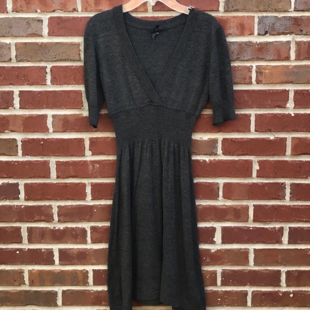 Gray fitted dress. Short sleeves.